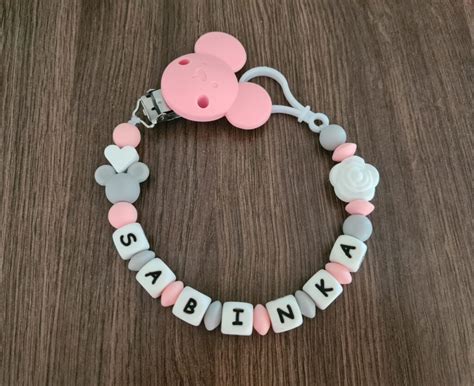 Príklad retiazky na cumlík s menom dieťaťa