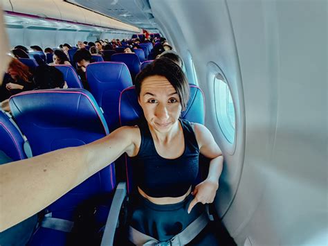 žena s bruškom relaxujúca v lietadle