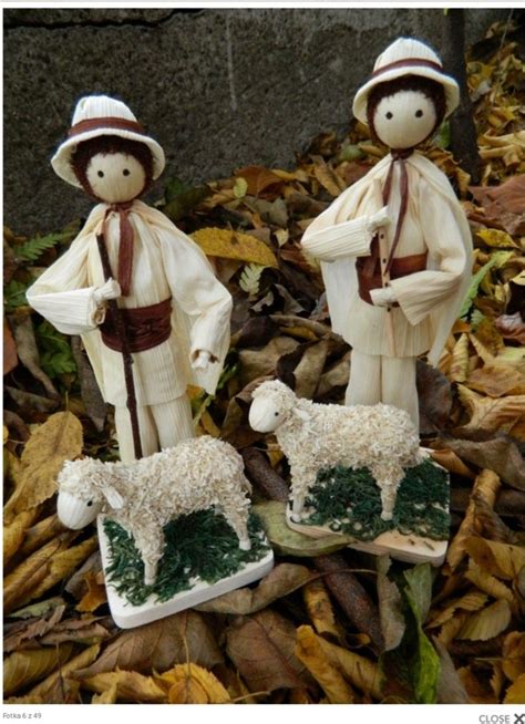 Pastieri kľačiaci pred jasličkami