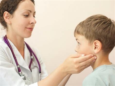 Detský lekár prehliada dieťa