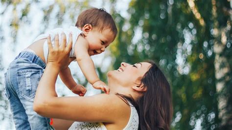 Rodič s dieťaťom pri hre, nadväzujúci očný kontakt