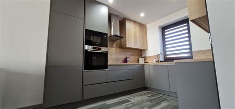 Moderná kuchyňa s dvojfarebnými skrinkami a kamennou dlažbou