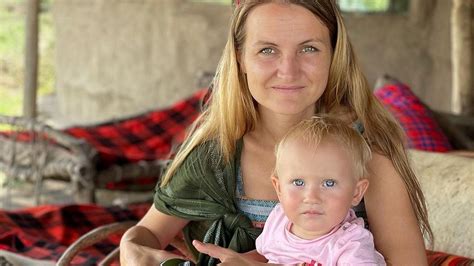 Ilustrácia ženy, ktorá sa stará o dieťa a zároveň si nachádza čas pre seba