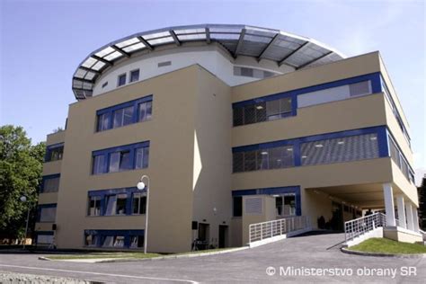 Architektonický pohľad na budovu nemocnice v Ružomberku