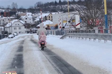 Ilustrácia rodiny hrajúcej sa s malým dieťaťom