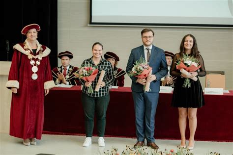 Ilustračná fotografia úspešných študentov s diplomami