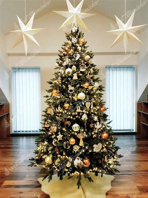 Vianočný stromček s tradičnými ozdobami