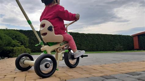 Dieťa jazdí na trojkolke