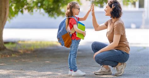 Rodič s dieťaťom diskutuje
