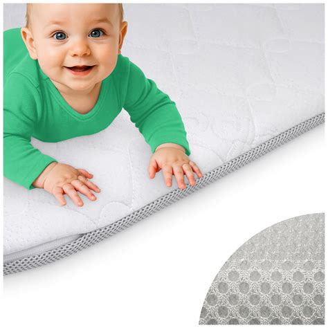 Diagram ukazujúci nastaviteľnú výšku podlahy cestovnej postieľky