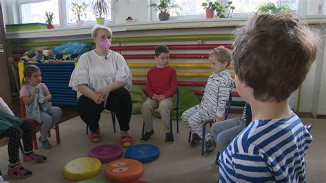 Dieťa v predškolskom veku chytá loptu