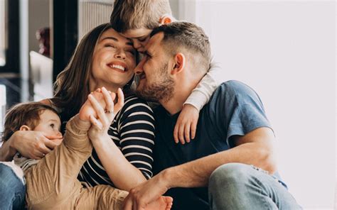 Rodina čítajúca si spolu