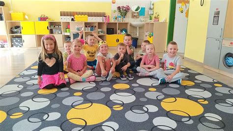 Deti v materskej škole počúvajúce učiteľku