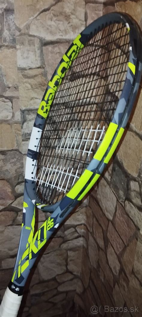 Dieťa držiac tenisovú raketu