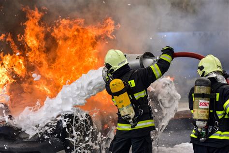 hasiči pomáhajú pri povodni