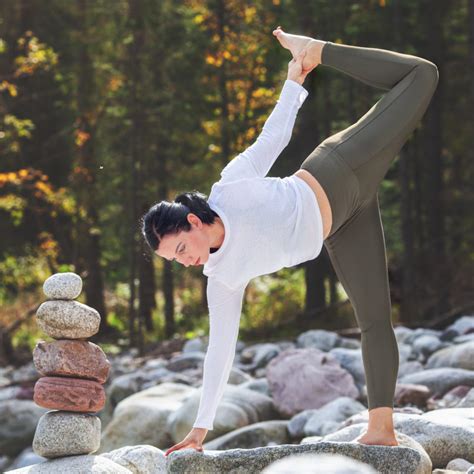 Žena v prírode medituje