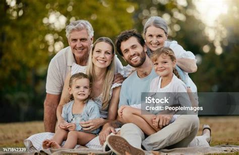 Rodina si užíva piknik v parku