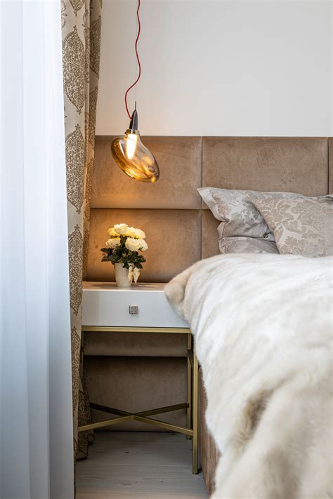 Spálňa s bielym nočným stolíkom