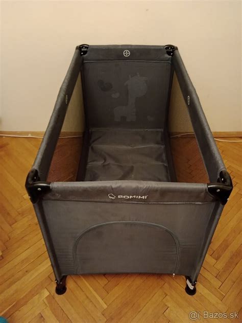 detskú cestovnú postieľku balenú v prepravnej taške