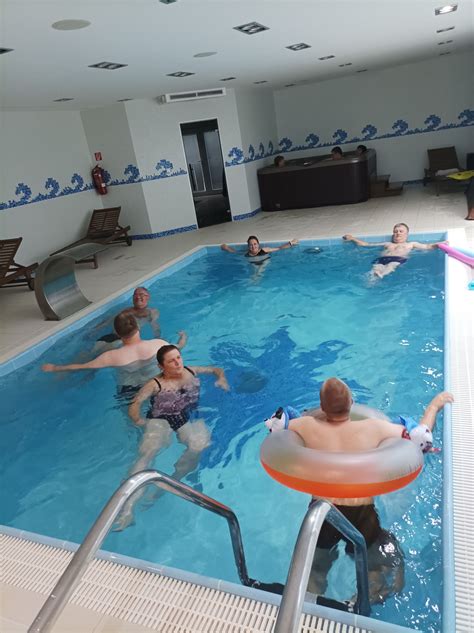 Tehotná žena plávajúca v bazéne