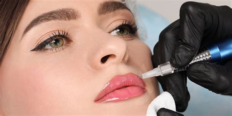 žena zvažuje permanentný make-up