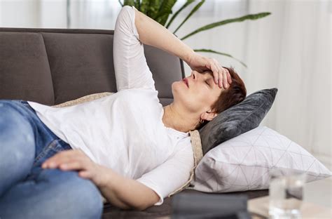 Unavená žena ležiaca na pohovke