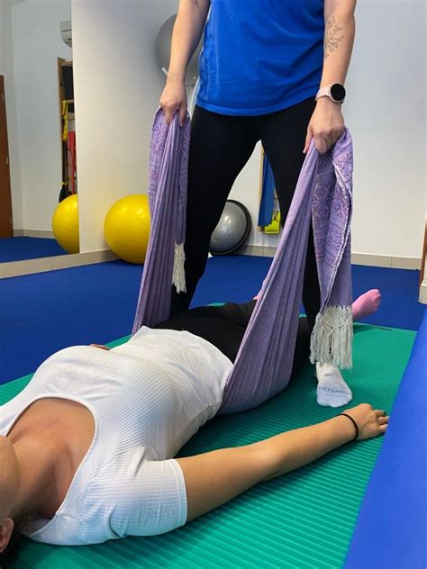 Ilustrácia tehotnej ženy v lietadle