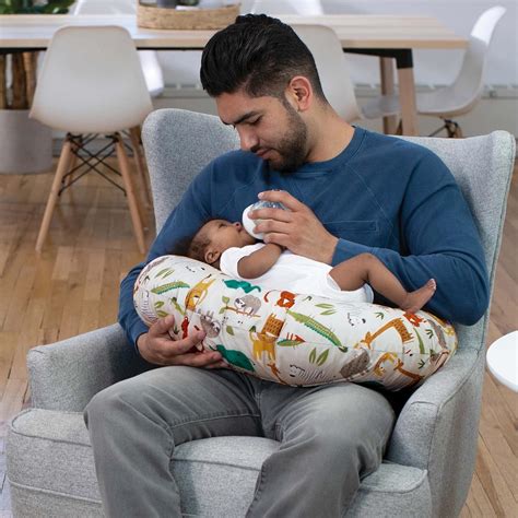 Dieťa opreté o dojčiaci vankúš Chicco Boppy