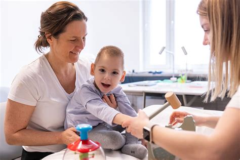 Dieťa píšuce ceruzkou