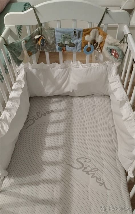 Ilustrácia dieťaťa spiaceho v cestovnej postieľke s kvalitným matracom