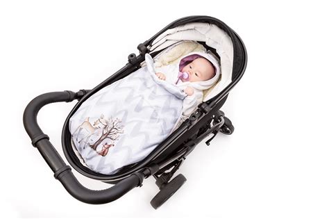 Ilustrácia novorodenca ležiaceho v hlbokej vaničke kočíka