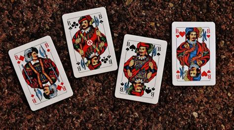 karty a mince na stole