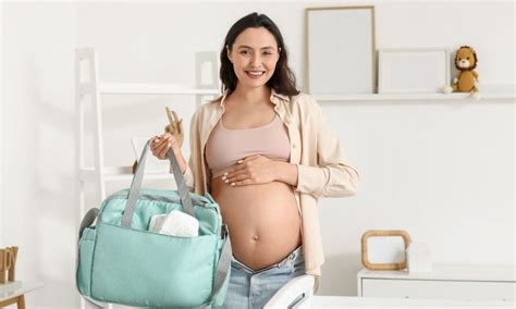 Zbalená taška do pôrodnice s oblečením pre bábätko