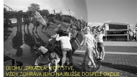 Dieťa pozerá film v kinosále