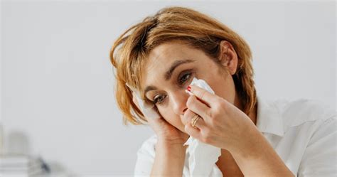 žena plače nad fotografiou dieťaťa