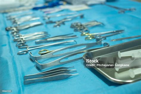 lekárske nástroje na pôrodnom sále
