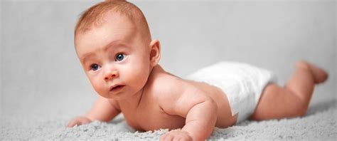 Dieťa hrajúce sa na brušku