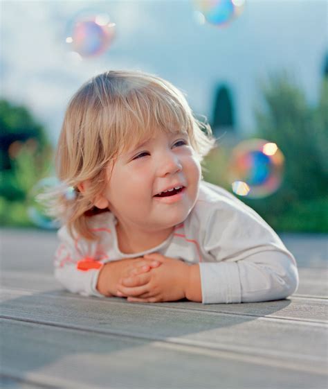 Dieťa džavotajúce a usmievajúce sa