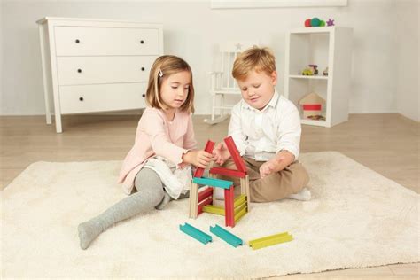 Deti pri hre so stavebnicou