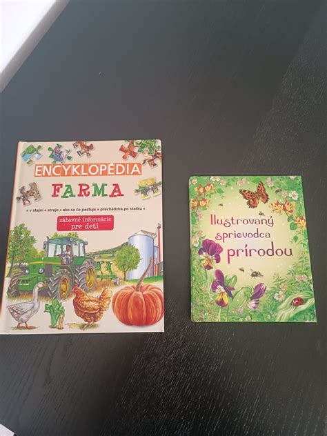 dieťa pozerá knihu s obrázkami