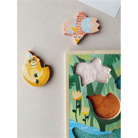 Dieťa skladá senzorické puzzle