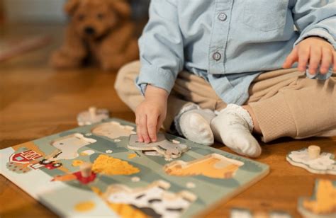 Dítě skládá puzzle