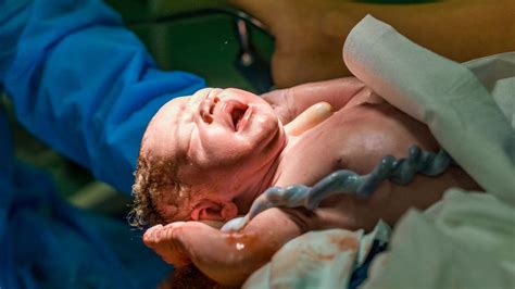 novorodenec na hrudi matky po porode