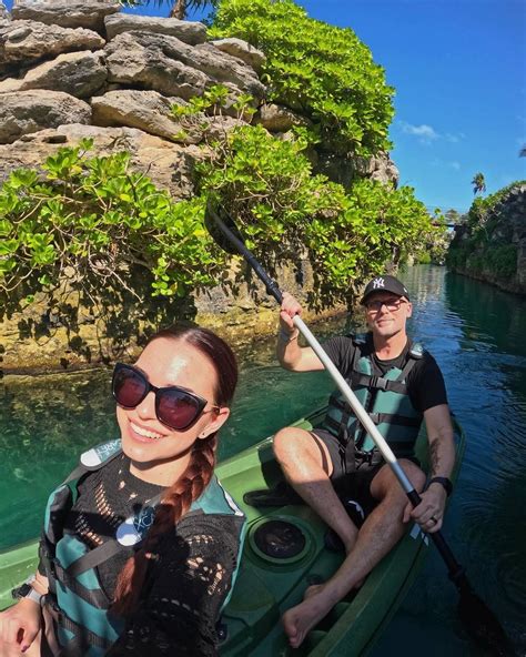Žena v pokročilom štádiu tehotenstva s pokojným výrazom