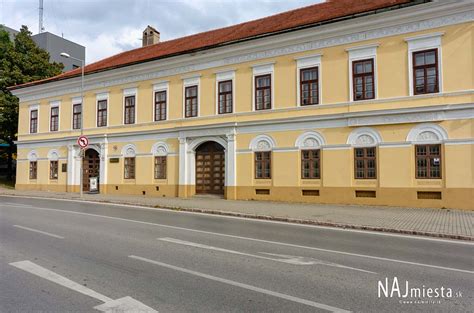 Budova ÚPSVaR v Rožňave