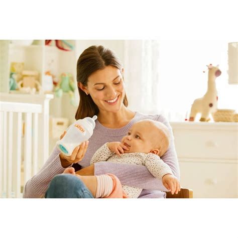 Dieťa pijúce z fľaše s cumlíkom NUK