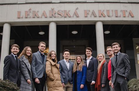 Absolventi univerzity