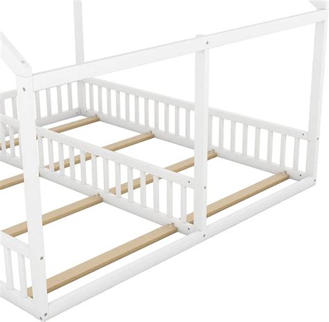 Dve drevené detské postieľky vedľa seba