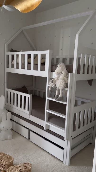 Detská postieľka v tvare domčeka