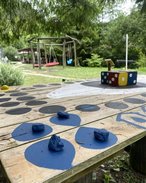 pedagogička hrá s deťmi na zemi